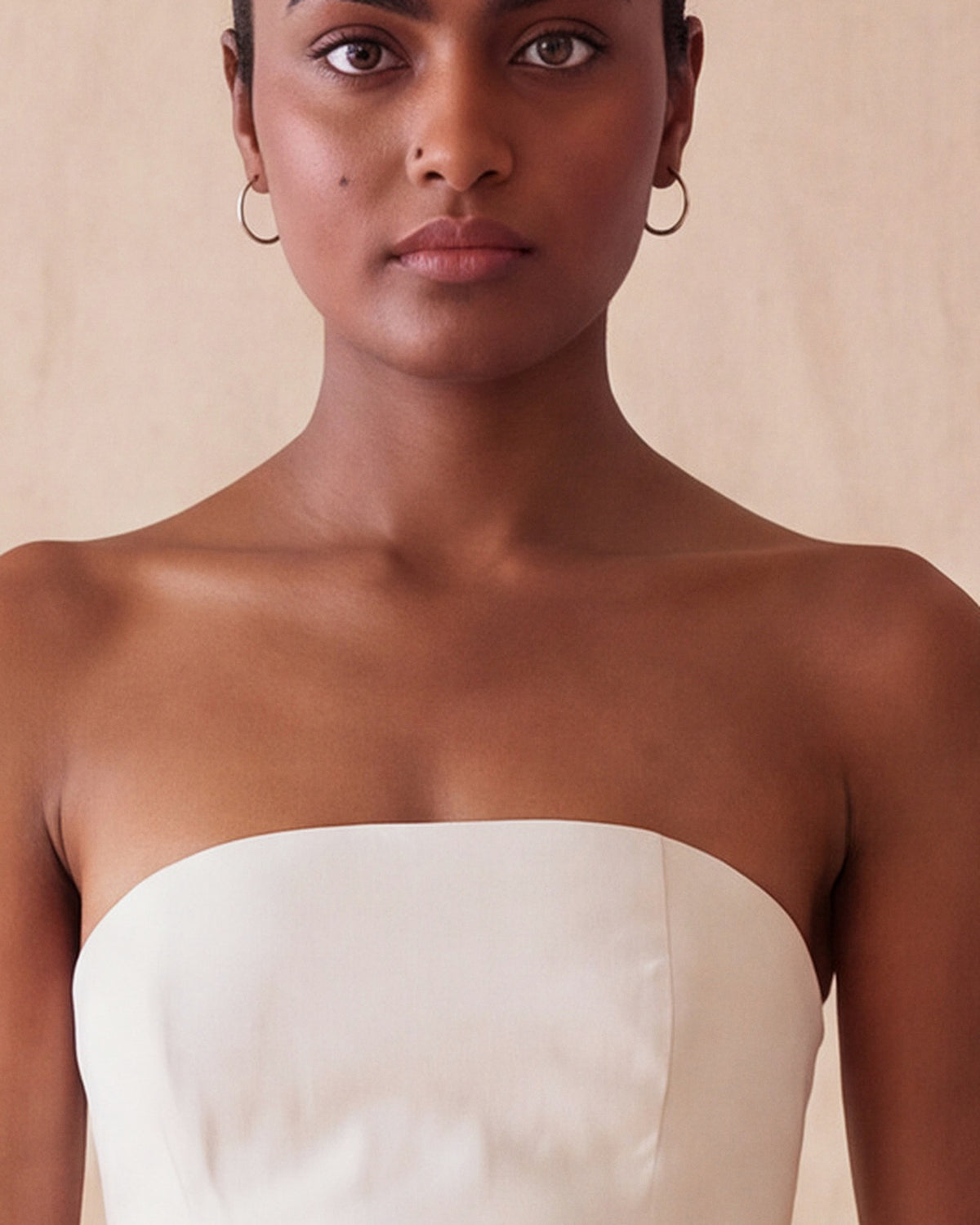 Juliette Dress in White linen, strapless neckline detail