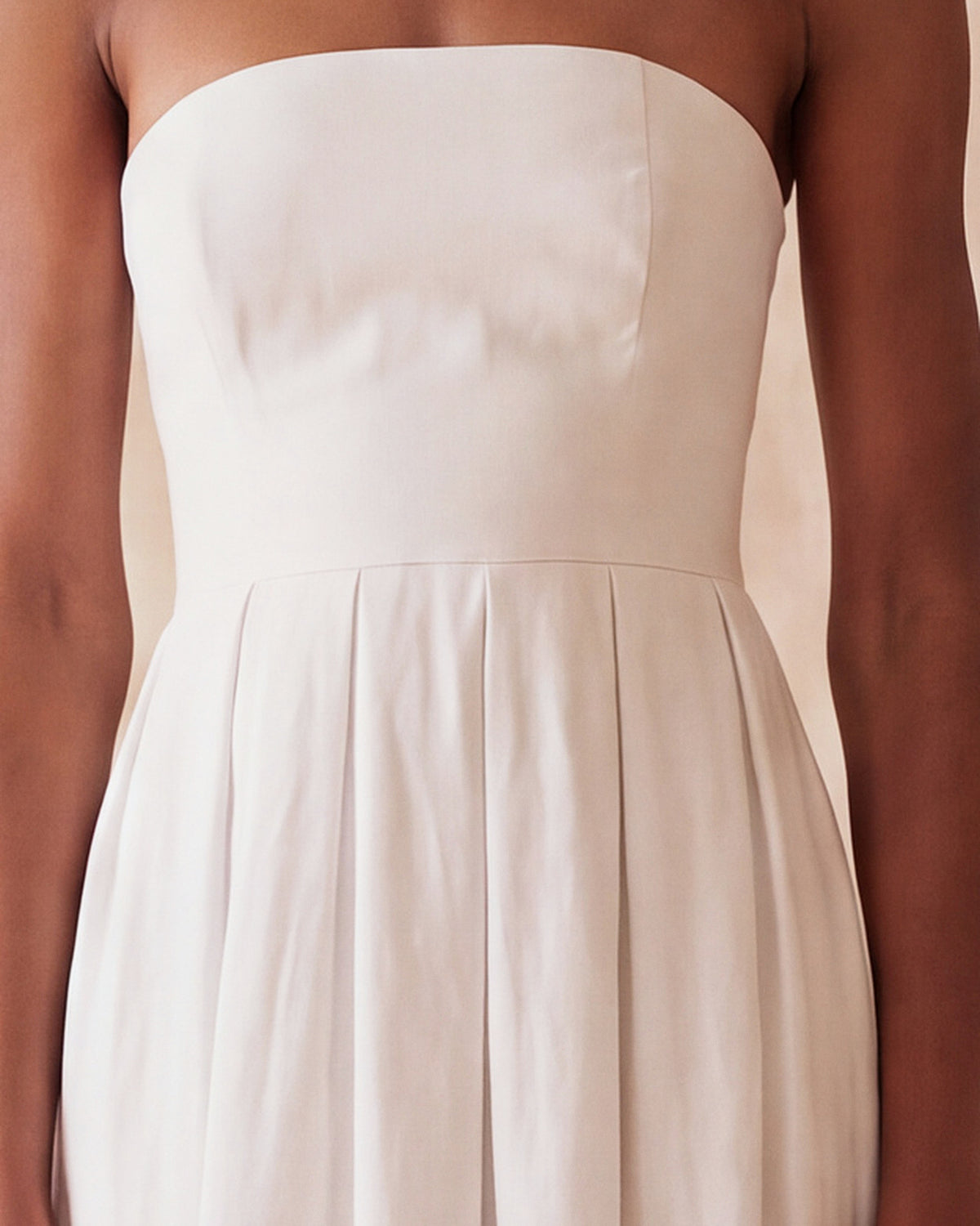 Juliette Dress in White linen, waist and pleat detail