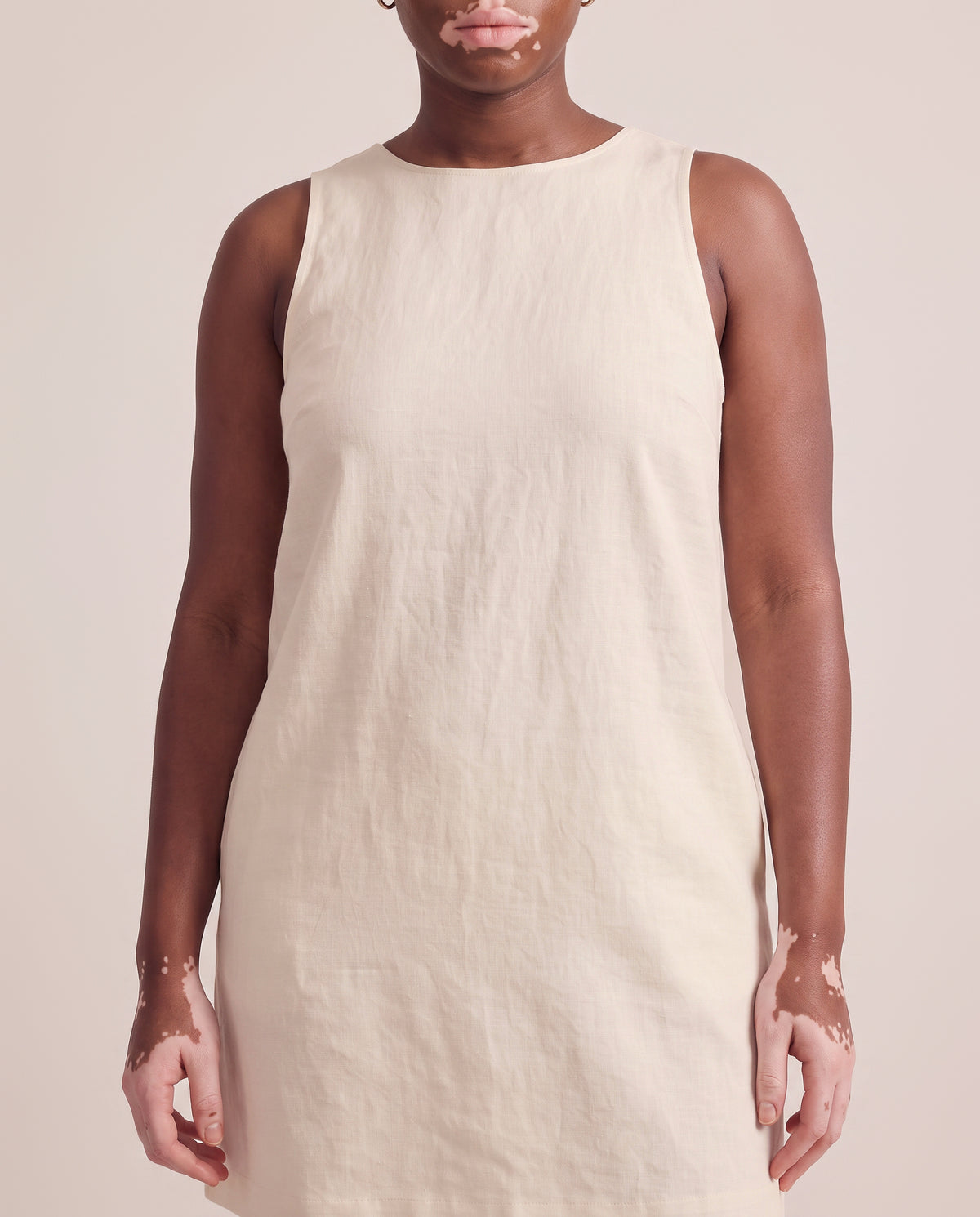 Ruva Dress Linen in Beige, neckline