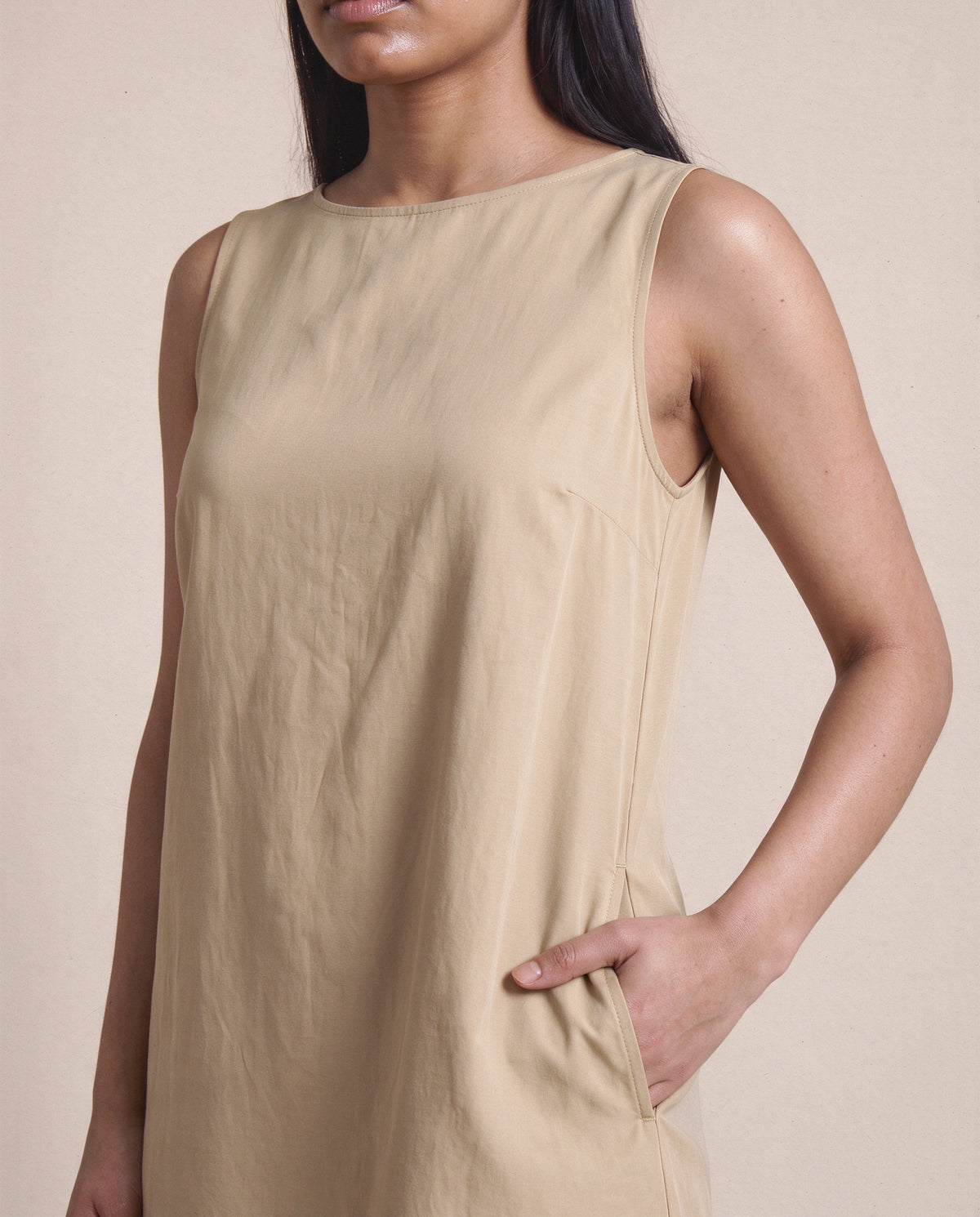 Ruva Dress Tencell in Beige, neckline and pocket